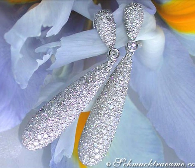 Diamant-Ohrringe in Weißgold, detailreich, auf Blüte abgebildet Diamant-Ohrringe in Weißgold, detailreich, auf Blüte abgebildet