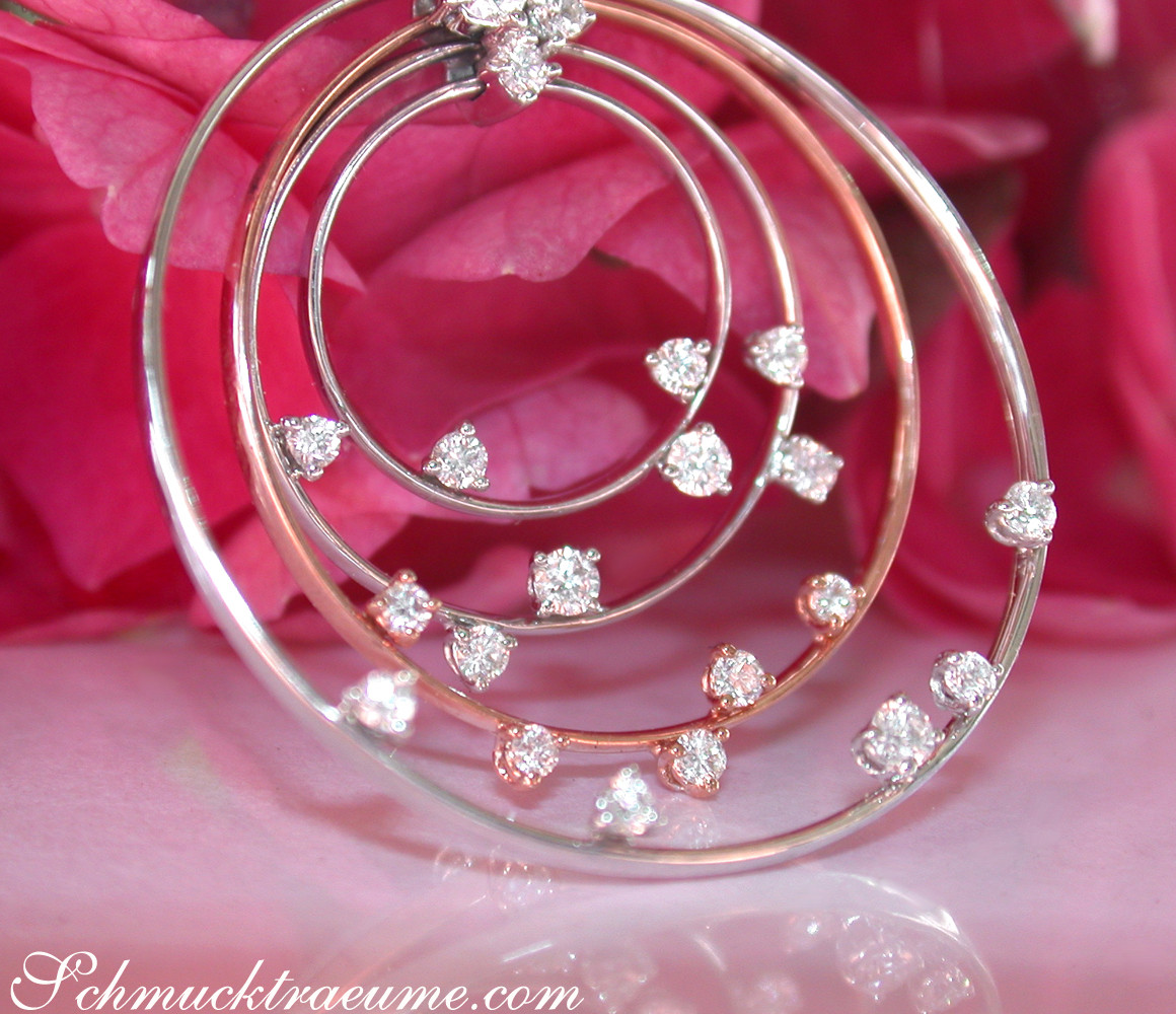 Kreisförmiger Anhänger mit funkelnden Brillanten in Weißgold und Roségold, Detailaufnahme