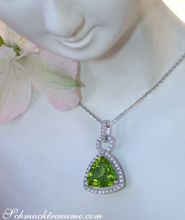 Peridot-Anhänger mit Brillanten in Weißgold 750