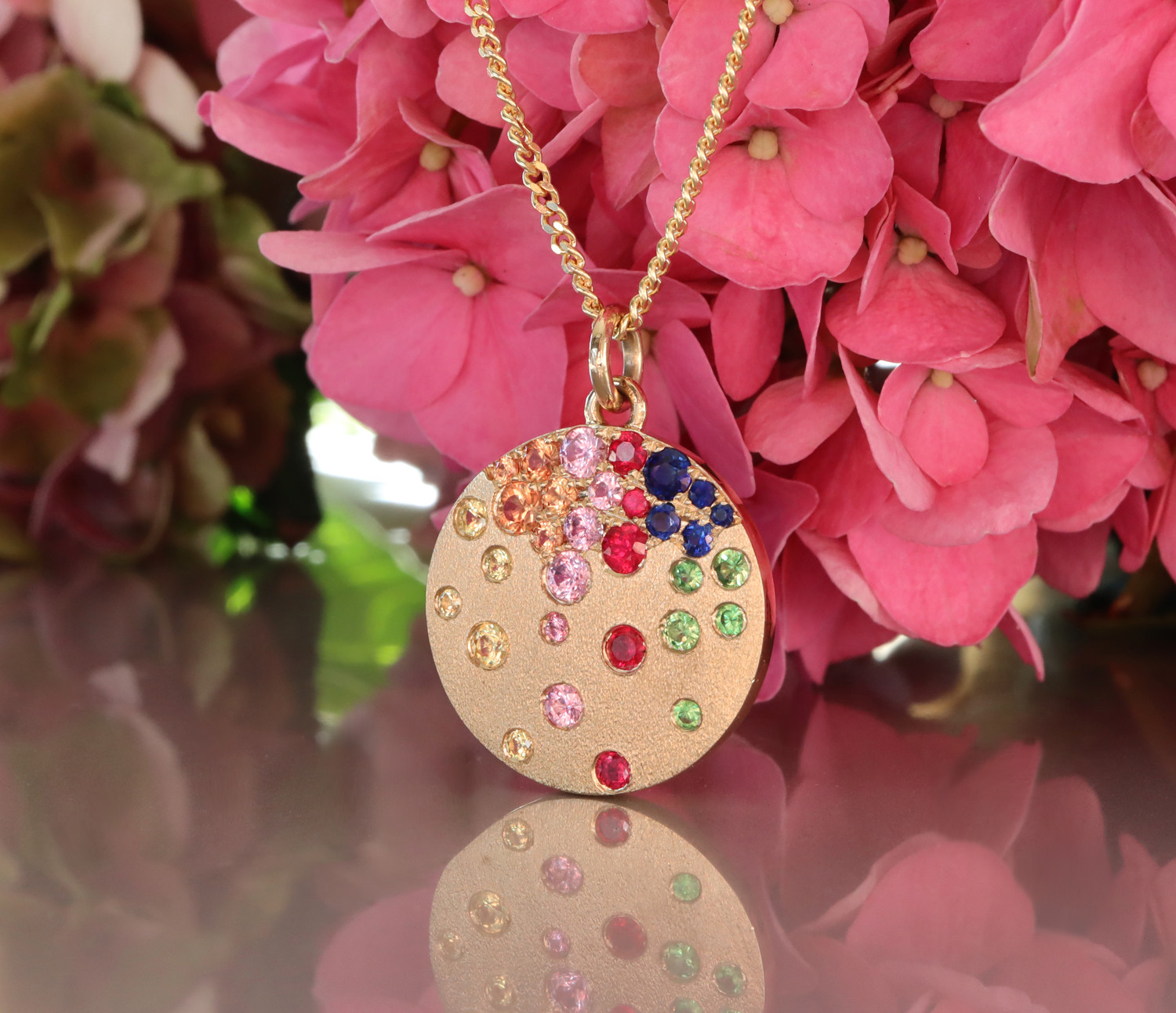 Gelbgold-Halskette mit farbenfrohen Saphiren, Rubinen und Tsavorites, detailreiches Medaillon, rosa Hortensien im