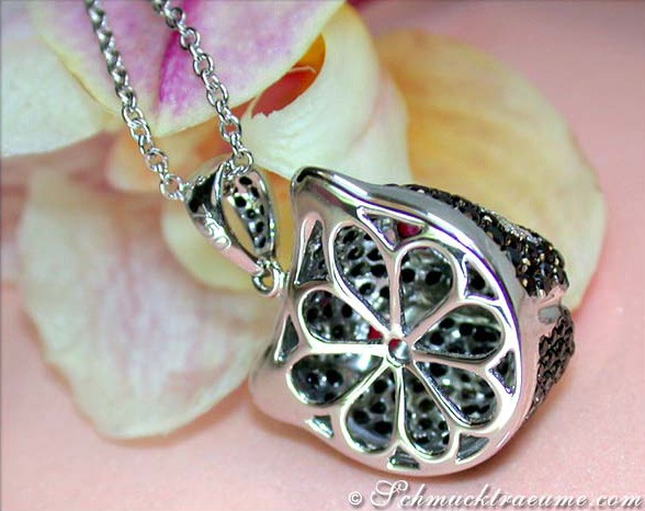 Schwarzdiamant-Anhänger im Panther-Design auf Rosenblüte, Detailaufnahme