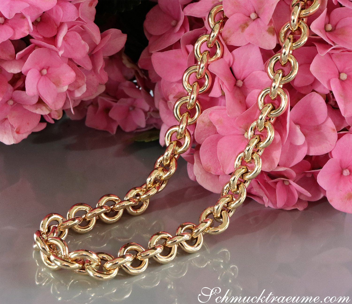 Gelbgold 585-Collier: Strahlende Goldringe auf Rosenblütenhintergrund