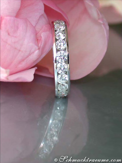 Detailansicht von Kanalfassung Brillantenring auf Rosenblüte