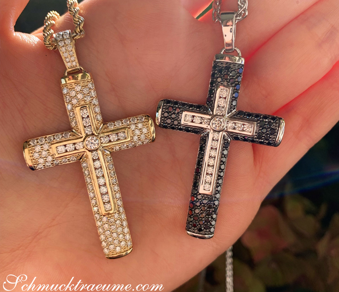 Gelbgold 750 Kreuzanhänger mit Brillanten, Detailaufnahme in Hand.