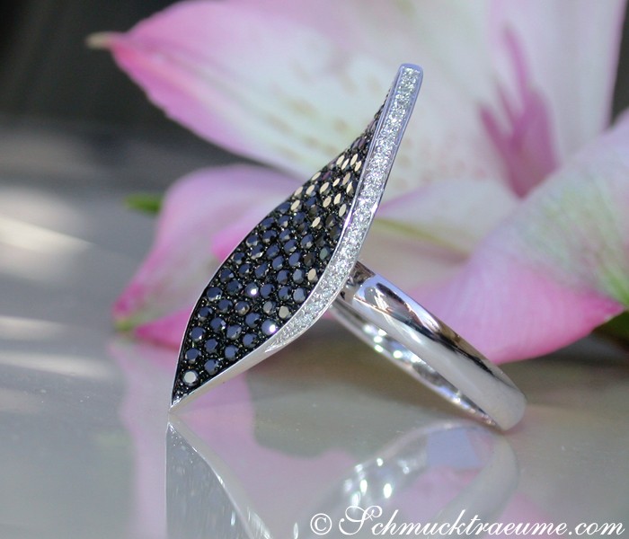 Schwarzer Diamant-Ring im Blatt-Design auf Blume, feine Verarbeitung in Weißgold 585