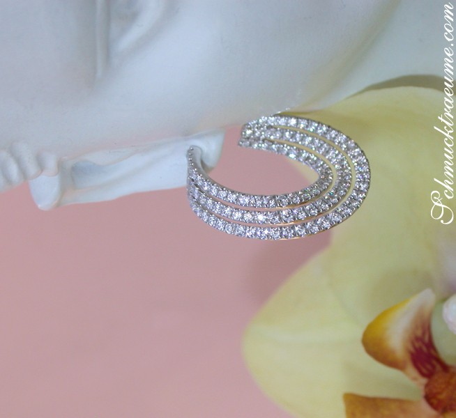 Weißgold 750 Dreireihige Brillanten Creolen mit TW VS2 Diamanten, detailreich getragen.