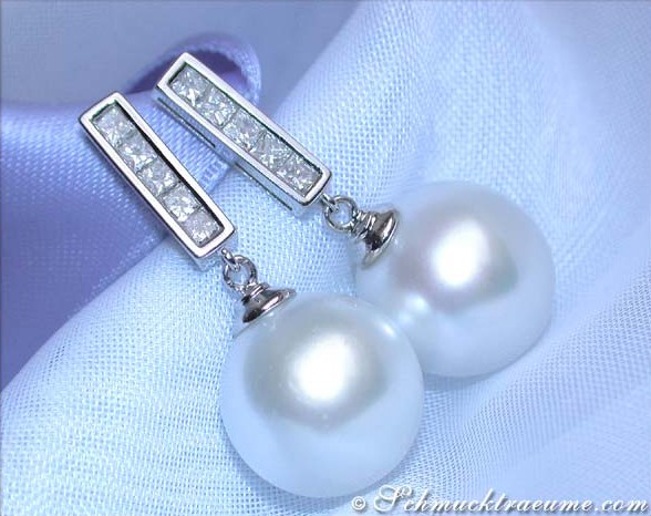 Weißgold 750 Ohrstecker mit Südseeperlen und Diamanten, Detailaufnahme