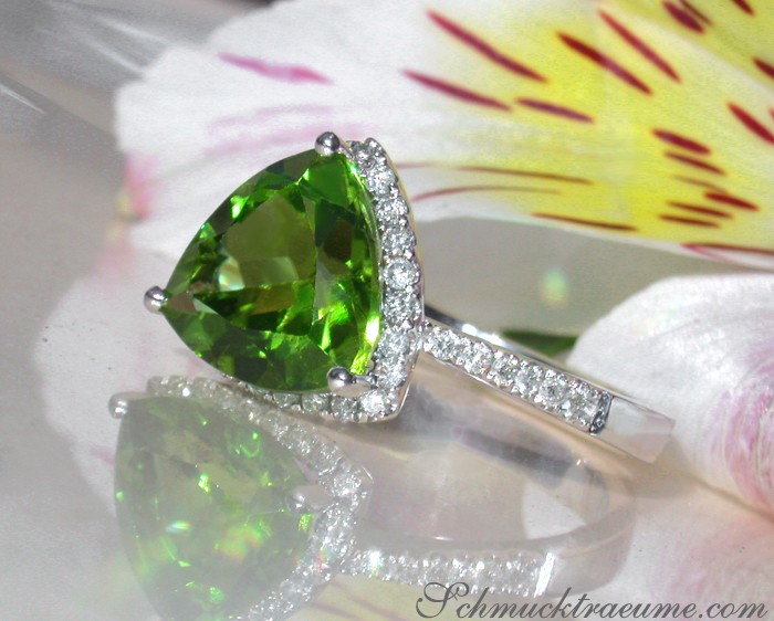 Peridot-Ring mit Brillanten auf Blüte, Detailaufnahme, Weißgold 585