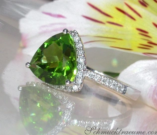 Peridot-Ring mit Brillanten auf Blüte, Detailaufnahme, Weißgold 585