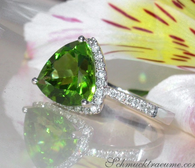 Peridot-Ring mit Brillanten auf Blüte, Detailaufnahme, Weißgold 585 Peridot-Ring mit Brillanten auf Blüte, Detailaufnahme, Weißgold 585