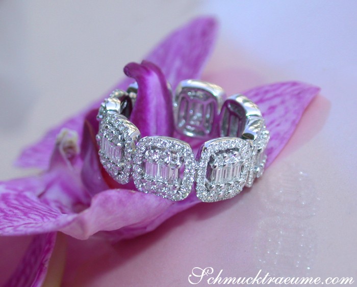 Erstklassiger Diamant Memory Ring im Carré Design auf Orchideenblüte