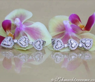 Herzformige Ohrgehänge aus Weißgold mit Princess- und Brillantschliff-Brillanten