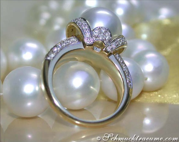 Gelbgold-Ring mit Südseeperlen und Diamanten im Kragen-Design