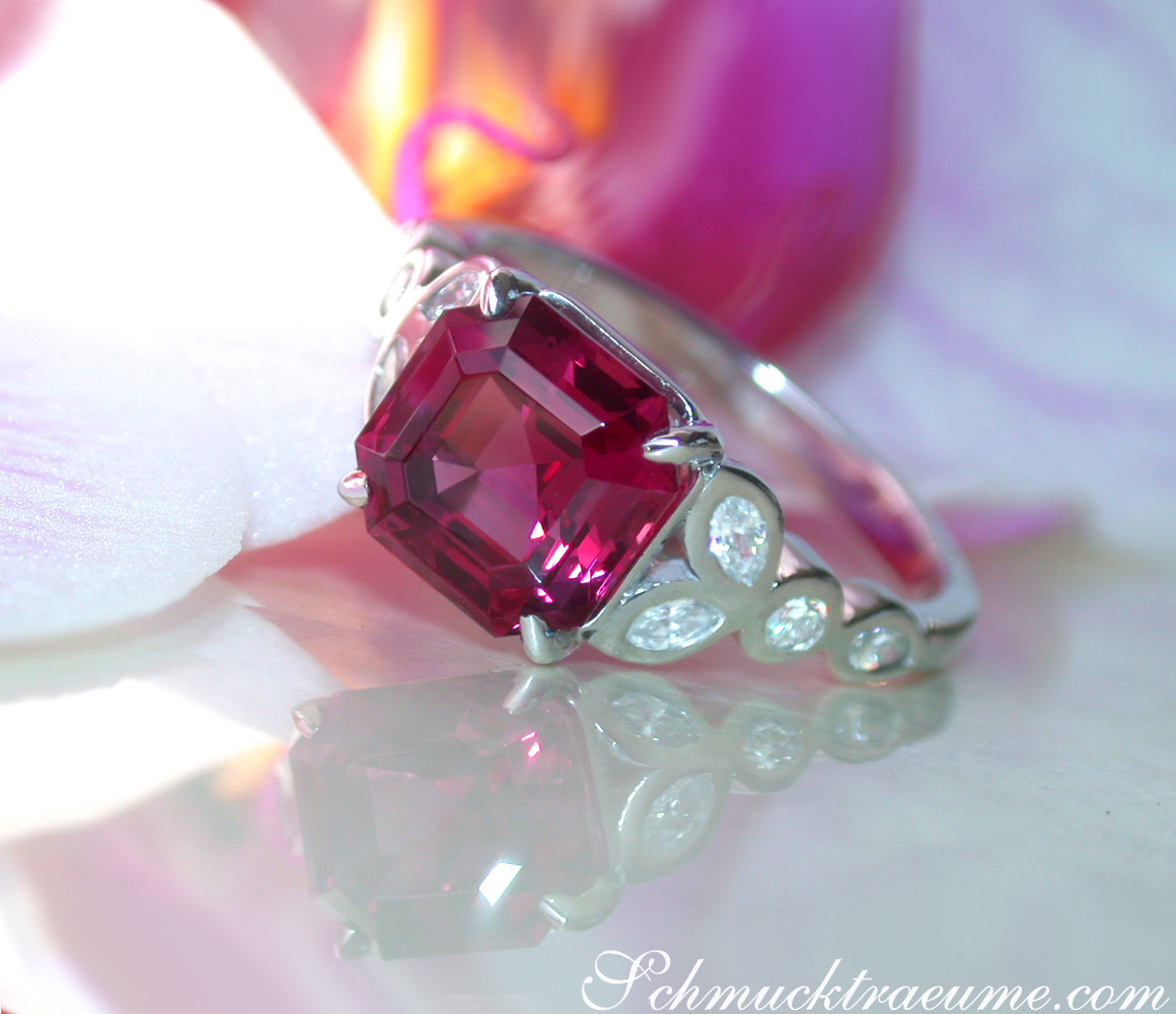 Rhodolith-Ring mit Diamanten, Detailaufnahme, himbeerrot, Weißgold 585