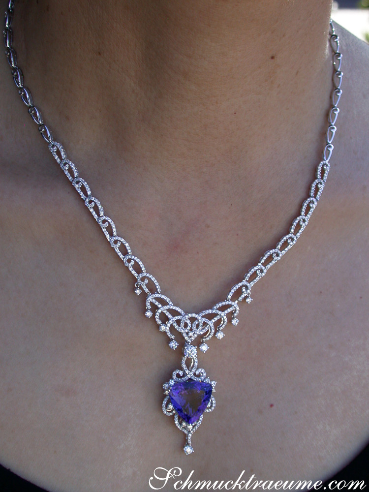 Klassisches Tansanit-Collier mit Brillanten, Detailaufnahme am Hals