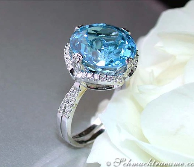 Blautopas-Ring mit Brillanten in Weißgold 585, Detailaufnahme auf weißem Hintergrund Blautopas-Ring mit Brillanten in Weißgold 585, Detailaufnahme auf weißem Hintergrund