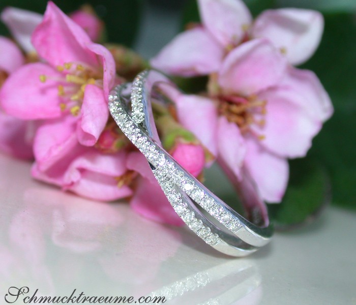 Extra schmaler Diamant-Ring, zarte Linien, überkreuzter Design, Weißgold 750