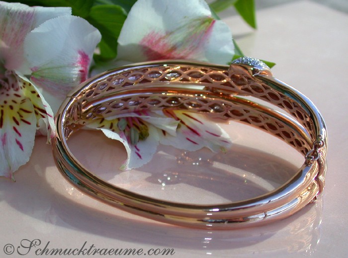 Roségold-Armreif mit Brillanten, Blumen im Hintergrund, Detailaufnahme