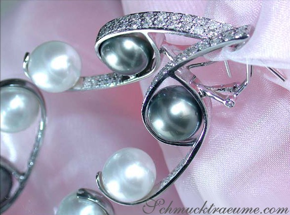 Detailaufnahme der eleganten Ohrgehänge mit Tahitiperlen und Südseeperlen, verziert mit Diamanten.