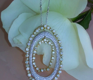 Unübersehbarer Brillanten-Anhänger mit gelben Diamanten und weißem Gold