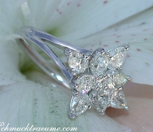 Blütenförmiger Diamant-Ring im Stern-Design aus Weißgold 750