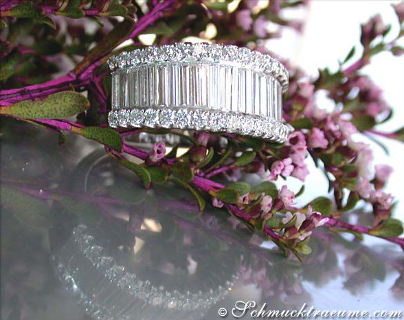 Vollmassiver Brillant-Ring mit Baguette-Diamanten in Weißgold 750