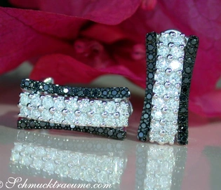 Interessante Ohrstecker mit schwarz/weiß Diamanten, 1.290 Karat, Weißgold 585