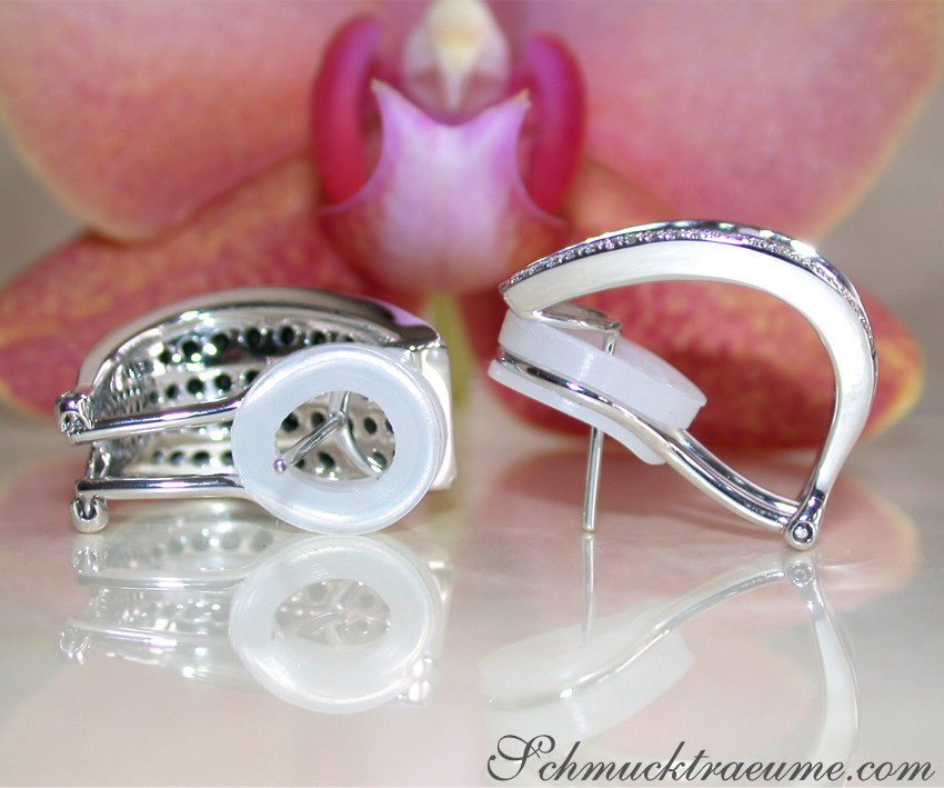 Verzierte Halbcreolen mit schwarzen Diamanten und weißem Perlmutt, auf Orchidee abgestimmt