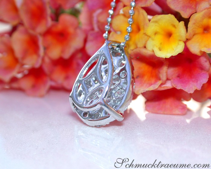 Blütenhintergrund mit Diamant-Tropfen-Anhänger, Detailaufnahme