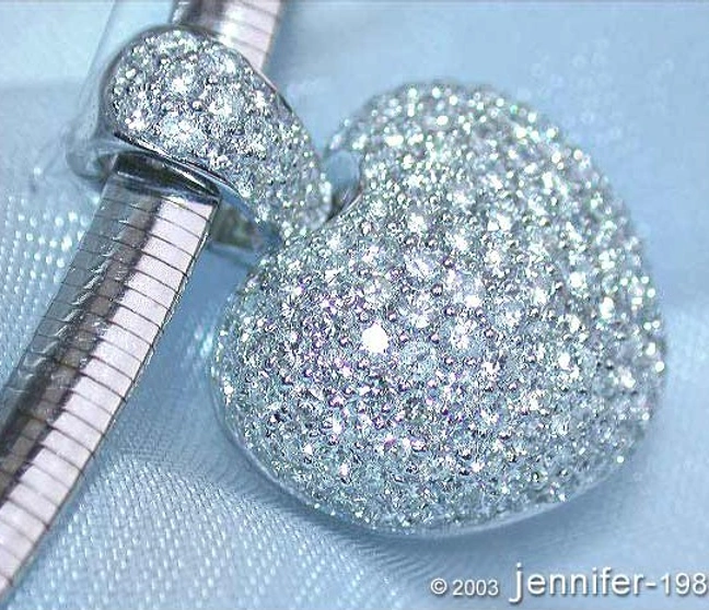 Weißgold Herzanhänger mit Brillanten, Detailaufnahme, glitzernd, elegant Weißgold Herzanhänger mit Brillanten, Detailaufnahme, glitzernd, elegant