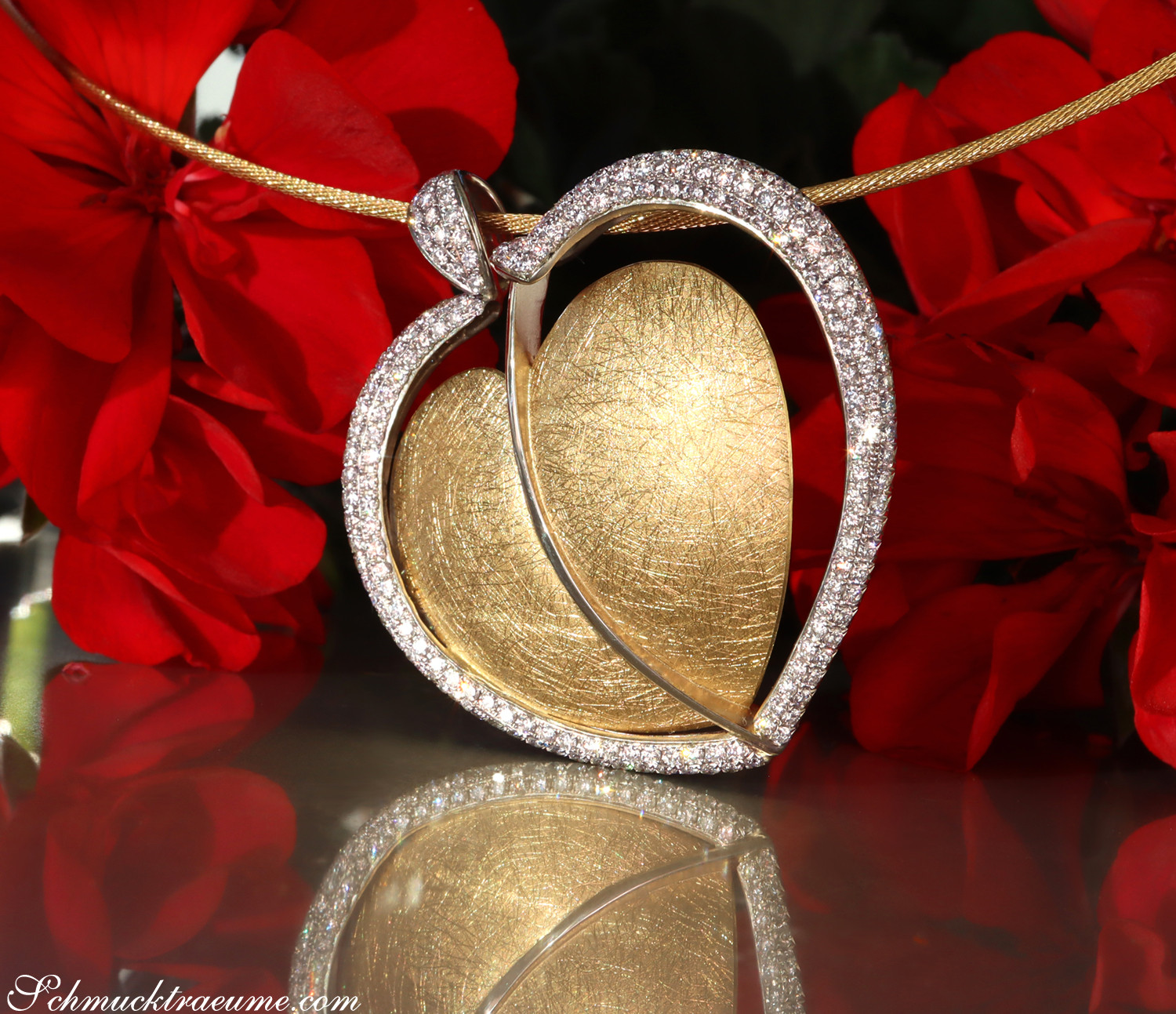 Prachtvolles Herz-Collier mit Brillanten und funkelndem Gold, Detailaufnahme, feminines Design