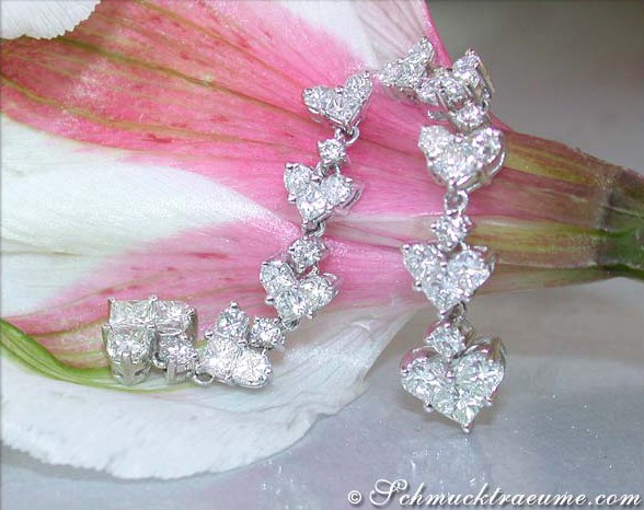 Herzform-Diamant-Ohrgehänge in Weißgold 750, detailreiches Design auf Blüte gestellt