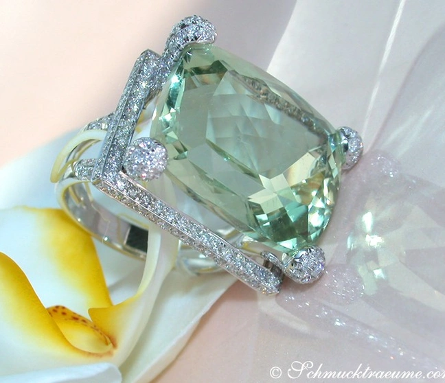 Weißgoldring mit Prasiolith und Brillanten auf Orchideenblüte Weißgoldring mit Prasiolith und Brillanten auf Orchideenblüte