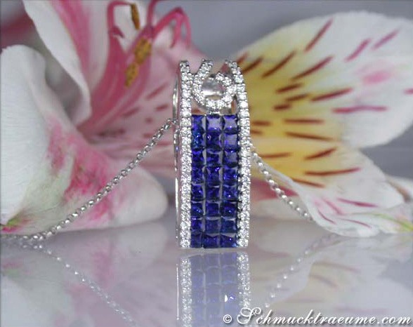 Blauer Saphir-Anhänger mit Diamanten, detailreiches Design, auf Kette getragen