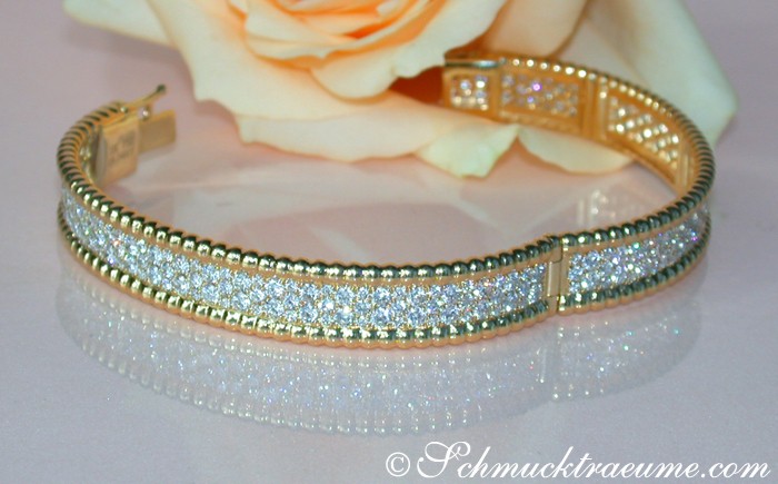 Goldener Armband mit Diamanten, Detailaufnahme, elegant und hochwertig