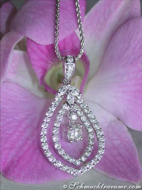 Teardrop-Diamantanhänger mit 1.410 Karat in Weißgold 750 vor rosa Blüte