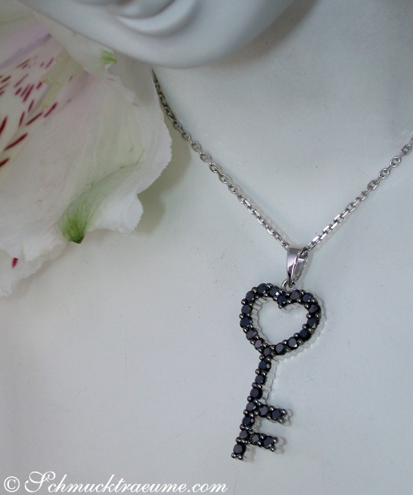 Schwarzer Diamanten Schlüssel Anhänger auf Kette, Detailaufnahme, feminines Design