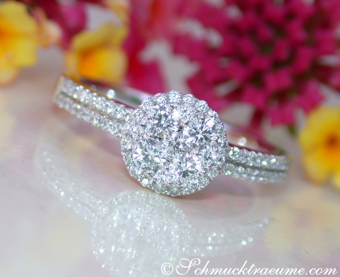 Diamantring mit Halo-Design auf Blumenhintergrund