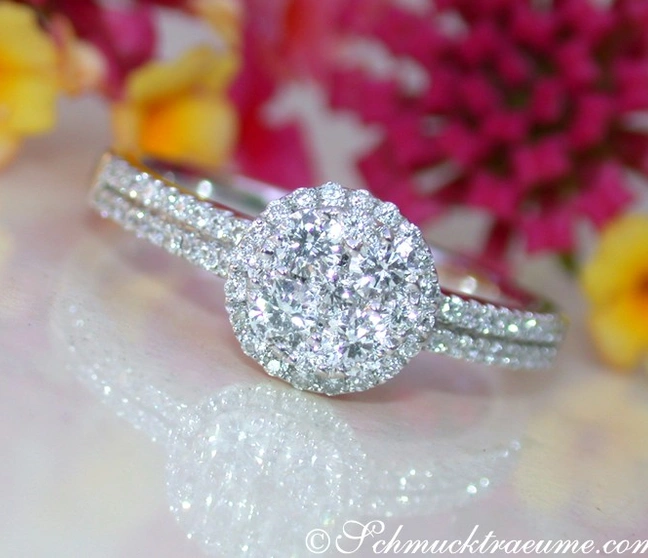 Diamantring mit Halo-Design auf Blumenhintergrund Diamantring mit Halo-Design auf Blumenhintergrund