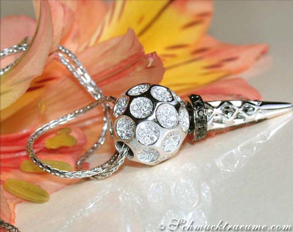 Detail des Golftee-Anhängers mit schwarzen und weißen Diamanten, elegant verarbeitet