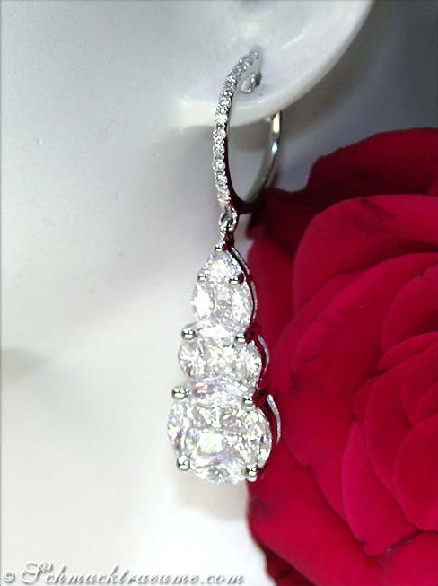 Diamantohrringe mit Marquise-, Princess- und Brillantschliff in 750 Weißgold, Detailaufnahme.