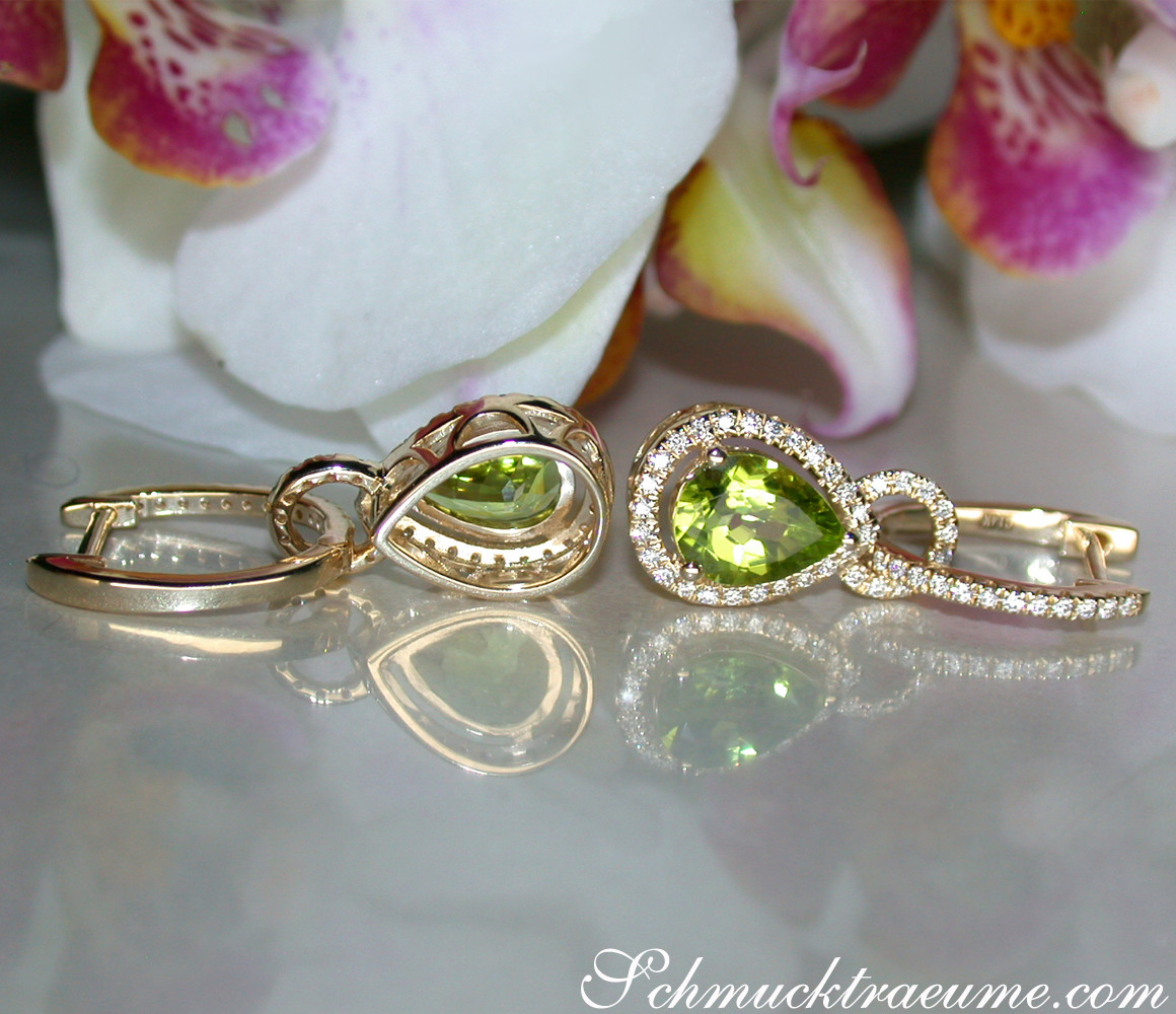 Peridot-Tropfen-Ohrringe mit Diamanten, Gelbgold 585, vor Orchideenblüten