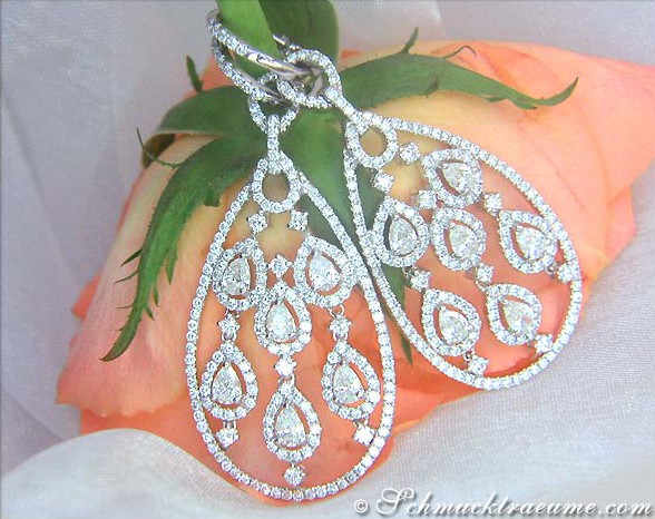 Weißgold-Ohrgehänge mit Diamanten im Tropfenschliff, filigranes Design, Detailaufnahme