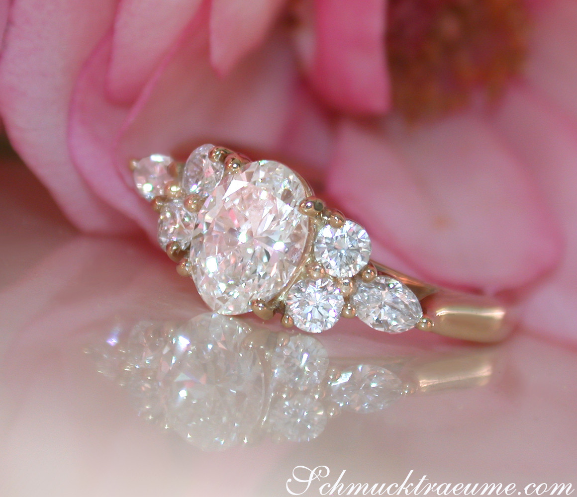 Runder Diamant im Ovalschliff auf Goldring mit Diamanten
