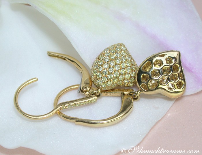 Goldene Herz-Ohrhänger mit Diamanten auf Blüte