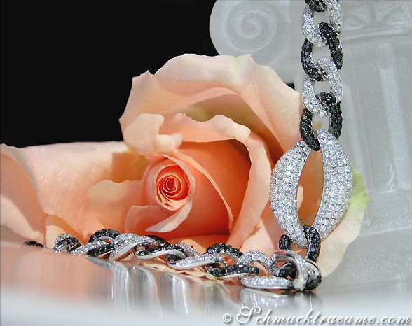 Edles Armband mit schwarzen und weißen Diamanten funkelt auf schwarzem Hintergrund