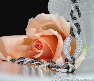 Edles Armband mit schwarzen und weißen Diamanten funkelt auf schwarzem Hintergrund