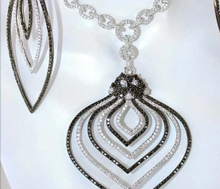 Nobles Collier mit schwarzen und weißen Diamanten auf Weißgoldbasis