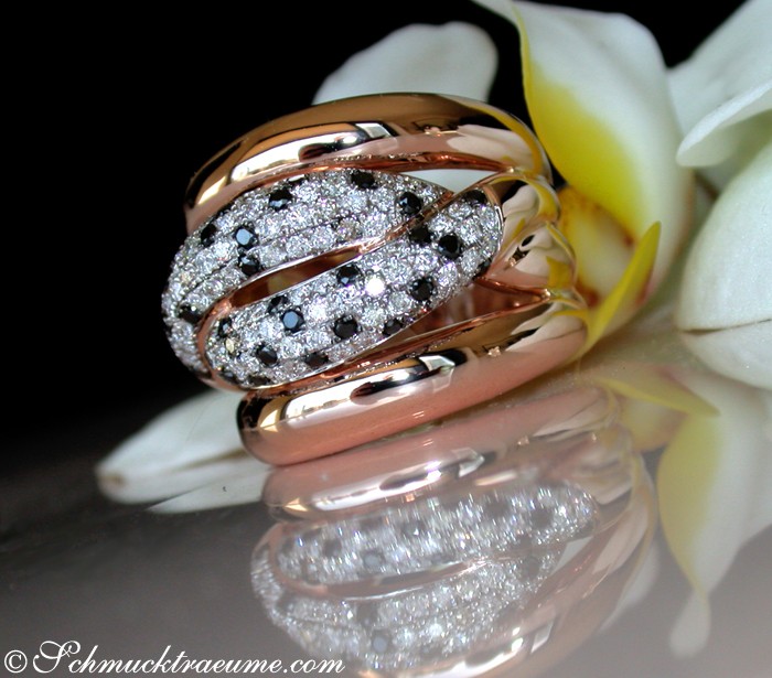 Roségold-Ring mit schwarzen und weißen Diamanten, detailreich, elegant, auf Blume abgestellt