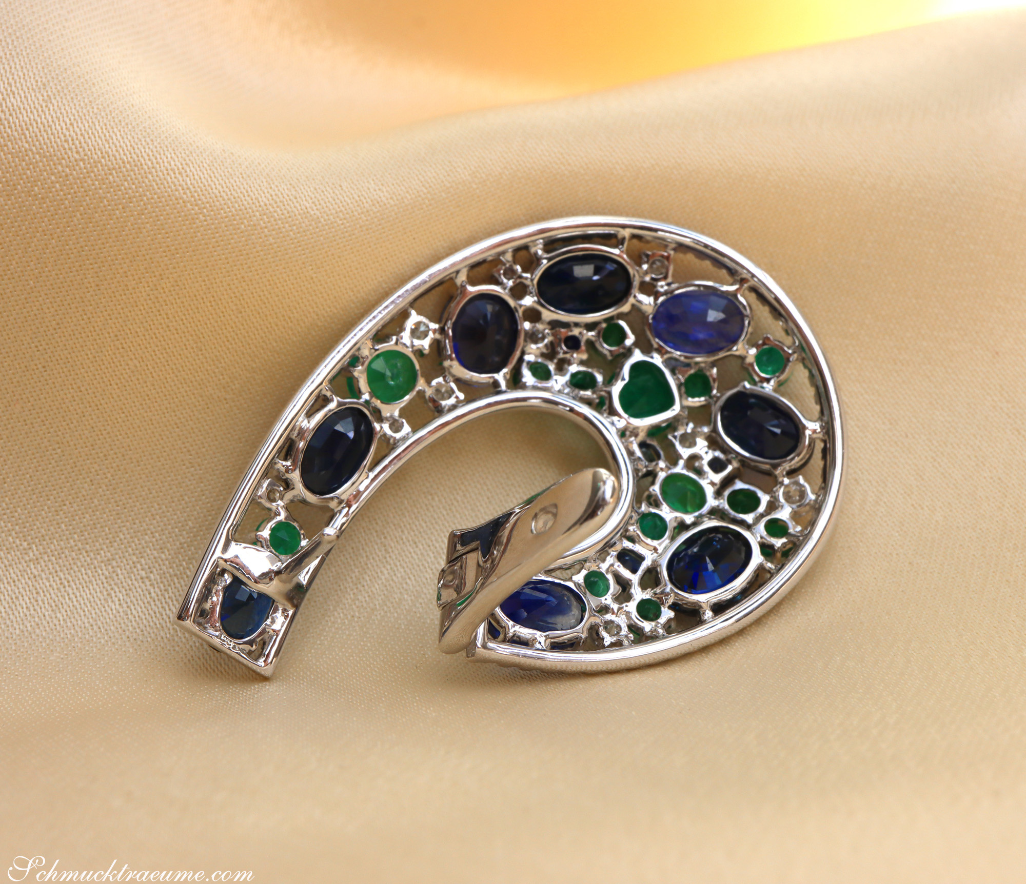 Saphir-Ohrgehänge mit Smaragden und Brillanten auf Silbergrund, detailreich verziert